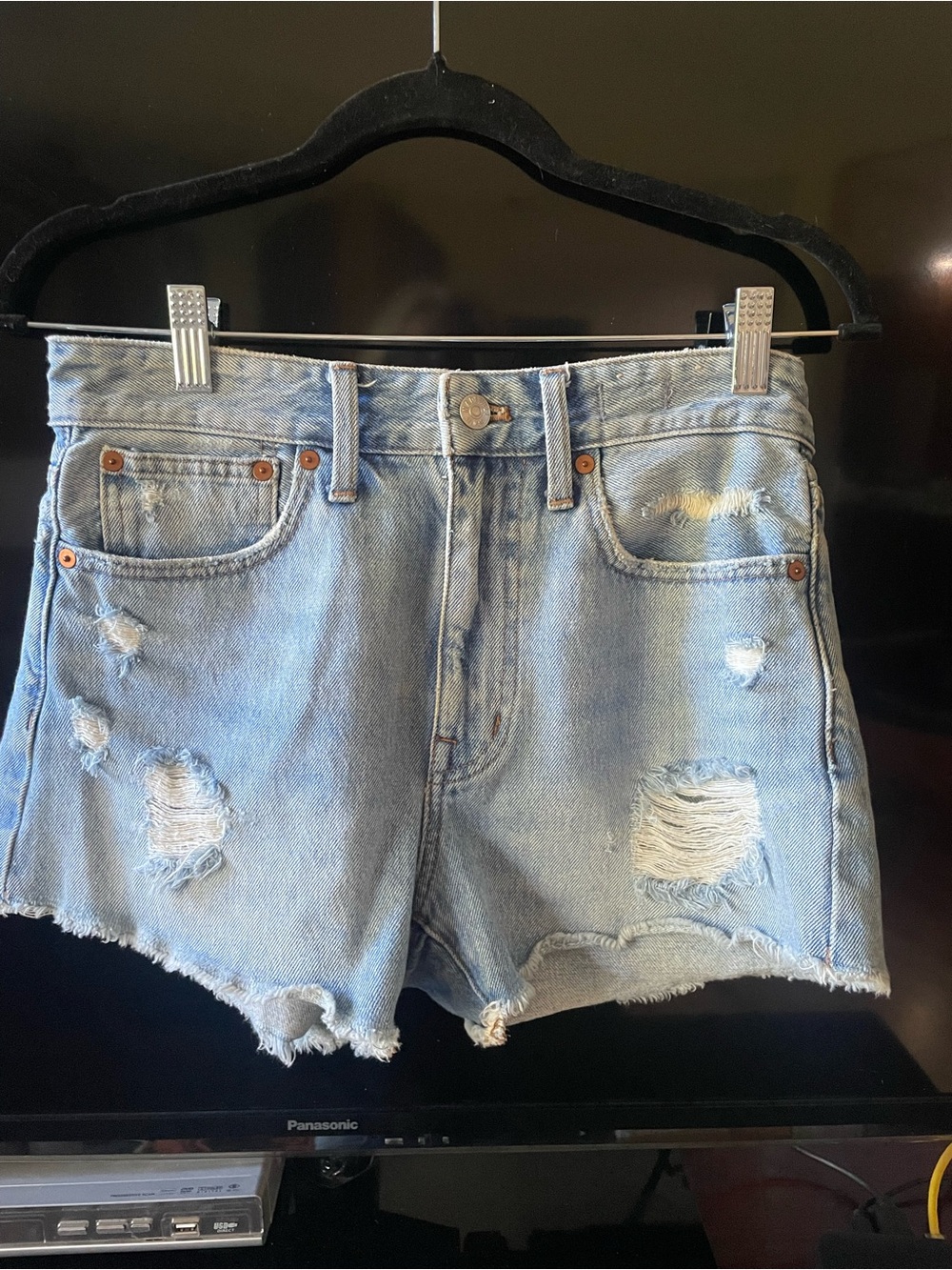 Madewell Relaxed Denim Shorts in Distressed Light Blue Wash, size 24 - Picture 2 of 5
